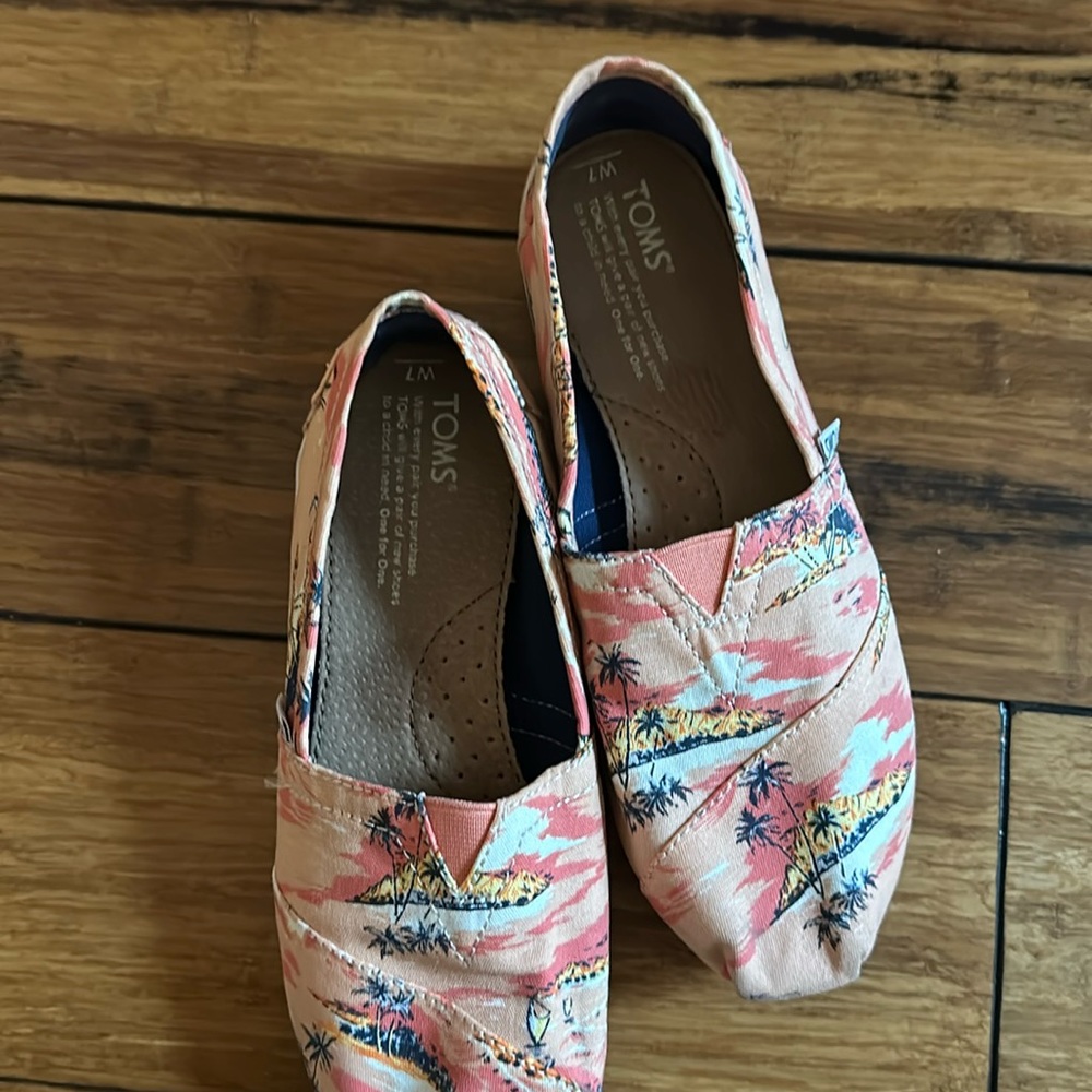 Tom’s shoes pink and salmon with palm tree print size 7 women’s